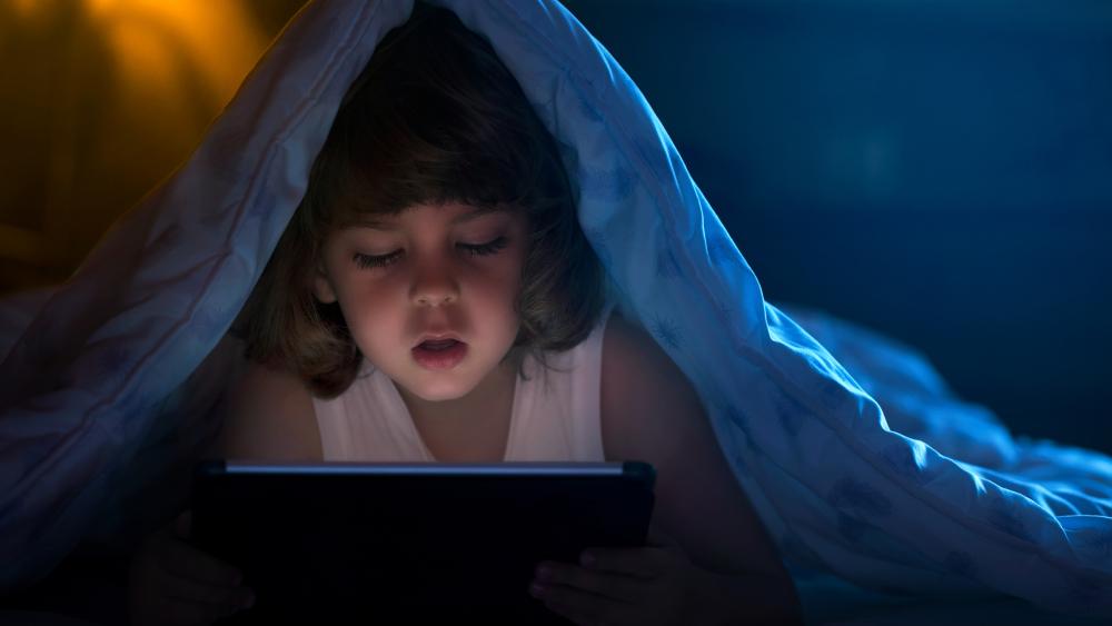 Screen time before bed linked with less sleep, higher BMIs in kids Penn State University